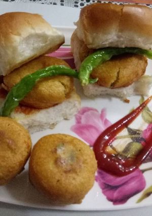A picture of Vada Pav.