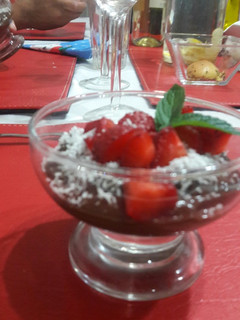 Una foto de Mousse de chocolate con frutillas; sin azúcar!