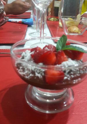 Una foto de Mousse de chocolate con frutillas; sin azúcar!