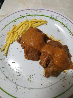 Una foto de Carrilleras en salsa de tomate con orégano