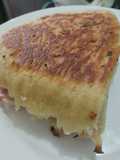 Sándwich🥪de salchichón de cerdo🥓y queso🧀en pan🍞casero de ajo🍖y finas hierbas🥐🌿🧄