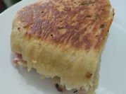 Una foto de pan casero salame y queso