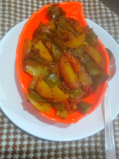 सेम टमाटर और आलू की सूखी सब्जी(sem tamatar aur aloo ki sabzi recipe in hindi) रेसिपी मुख्य फोटो