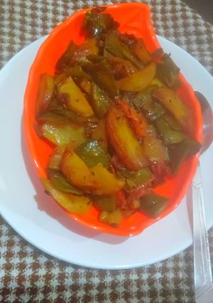 सेम टमाटर और आलू की सूखी सब्जी(sem tamatar aur aloo ki sabzi recipe in hindi) रेसिपी मुख्य फोटो