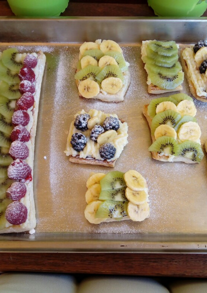 Una foto de Hojaldres con frutas