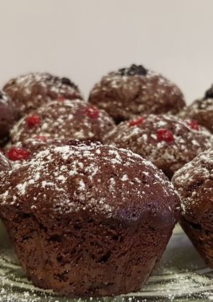 O poză a rețetei Brioșe cu cacao și fructe.