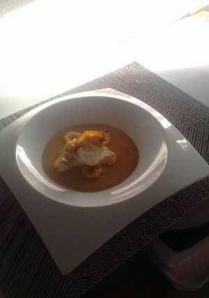 Una foto de Bisque de plátano y helado de crema