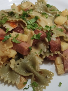 Una foto de Pajaritas con jamón y chorizo y abundante queso gouda