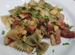 Una foto de Pajaritas con jamón y chorizo y abundante queso gouda