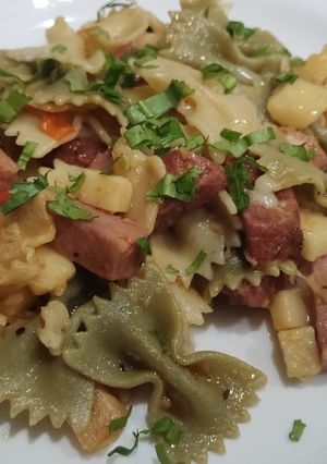 Una foto de Pajaritas con jamón y chorizo y abundante queso gouda