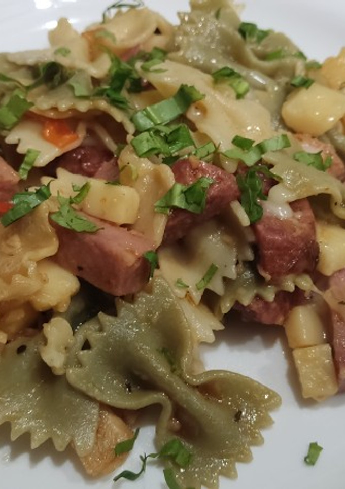 Una foto de Pajaritas con jamón y chorizo y abundante queso gouda