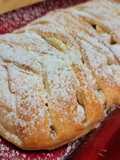 Ruladă împletită din foietaj cu gem de gutui, măr și nuci