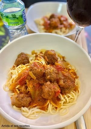 Une photo de Spaghettis boulettes de bœuf à la sauce tomate 🥫