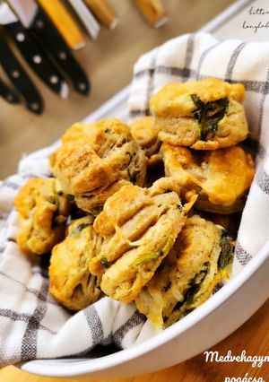 Medvehagymás pogácsa - teljes kiőrlésű 🐻🧅 recept fotója