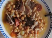 Una foto de espinazo de cerdo y garbanzos
