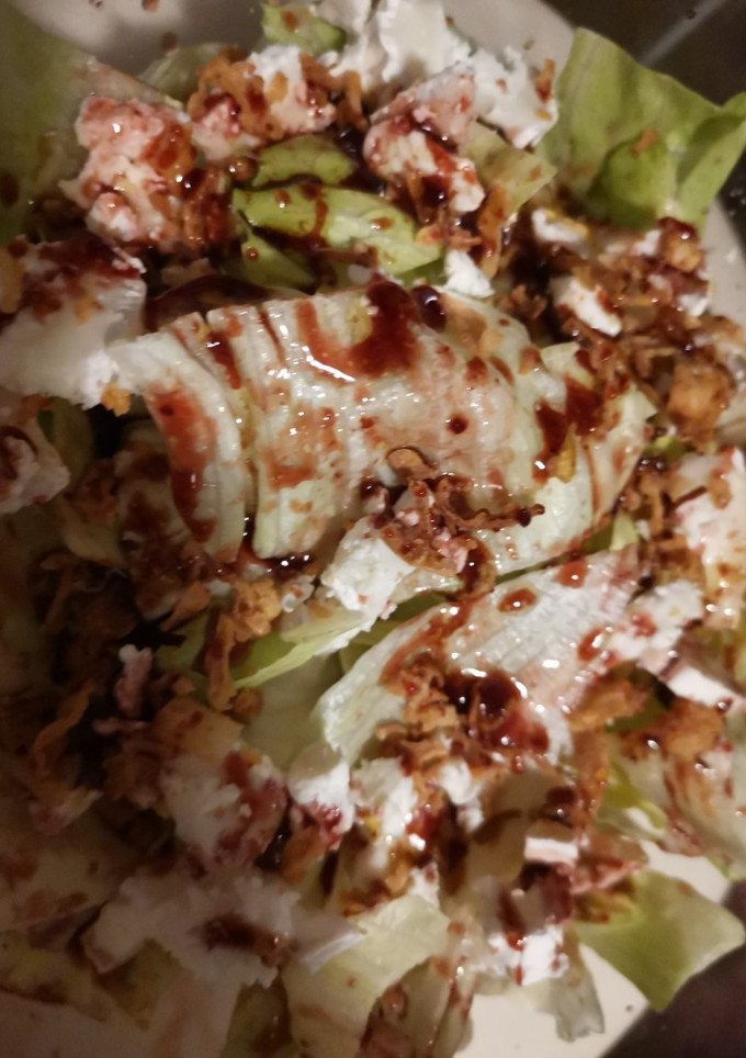 Una foto de Ensalada de rulo de cabra sin complicarse😂😂