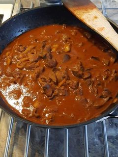 Lecsós, ketchupos, fűszeres csirkemáj recept fotója