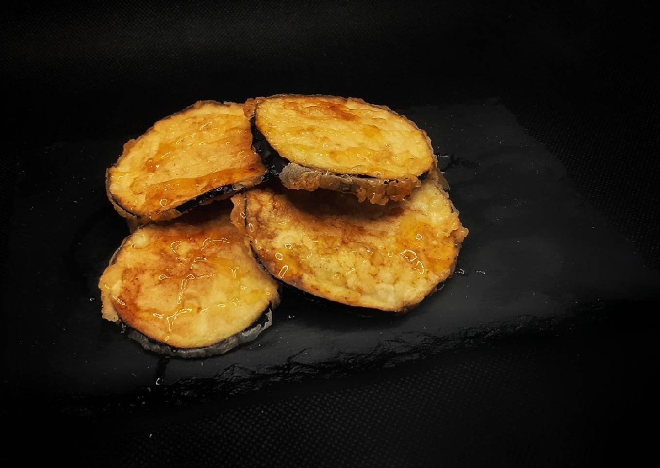 Berenjenas fritas con miel de aguacate