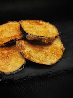Una foto de Berenjenas fritas con miel de aguacate