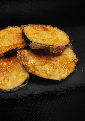Una foto de Berenjenas fritas con miel de aguacate