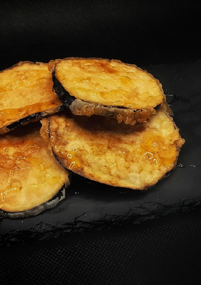 Una foto de Berenjenas fritas con miel de aguacate