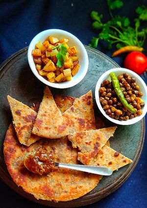 ড্রাই ফ্রুট প্রোটিন পারাটা(Dry fruits Protein paratha recipe in Bengali) রেসিপির প্রধান ছবি