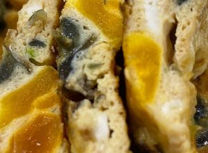 Hình của món Trứng chiên 3 vị  (Trứng vịt tươi + trứng vịt muối + trứng bắc thảo).