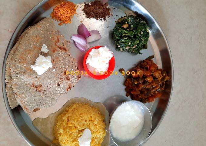 भोगीची भाजी (bhogichi bhaji recipe in marathi) रेसिपी Pooja Katake Vyas