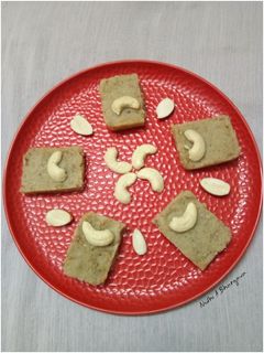 मखाने की बर्फी (Makhane ki barfi recipe in hindi) रेसिपी मुख्य फोटो