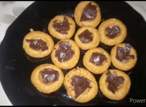 صورة لوصفة كوكيز بزبده الفول السوداني وب 4مكونات بس peanut butter cookies