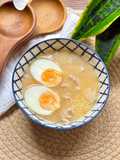 Sopa de pollo y huevo duro