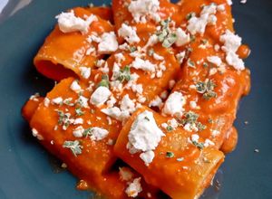 Foto di Paccheri con Crema di Peperoni Rossi, Feta e Timo Fresco