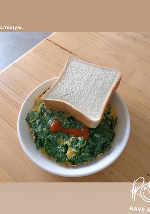 Hình của món Trứng chiên cải kale.