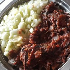 A picture of Cucumber and tomato sauce.