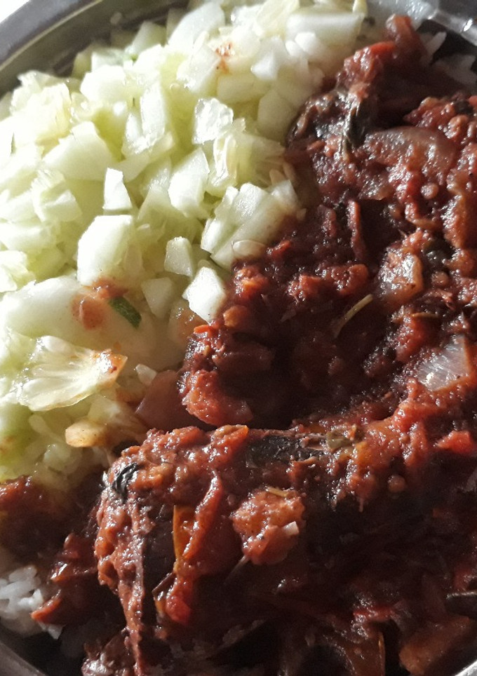A picture of Cucumber and tomato sauce.