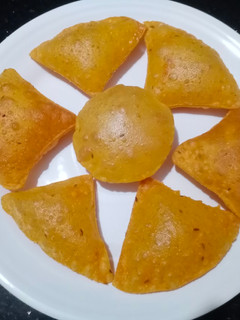 જીરા મસાલા સમોસા પૂરી (Jeera Masala Samosa Poori Recipe In Gujarati) રેસીપી મુખ્ય ફોટો