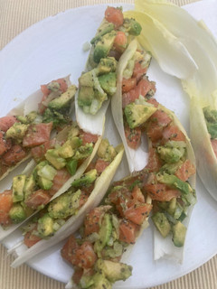 Una foto de Endibias con salmón y aguacate
