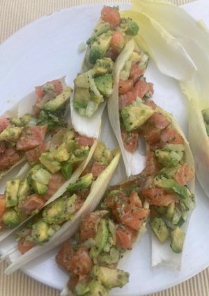 Una foto de Endibias con salmón y aguacate
