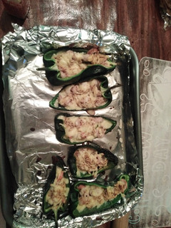 Una foto de Chiles rellenos con camarón gratinados
