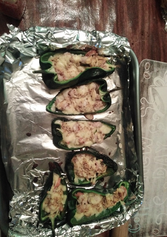 Una foto de Chiles rellenos con camarón gratinados