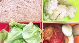 Hình ảnh món “Bữa trưa đơn giản với bánh mì ăn kèm gà áp chảo”