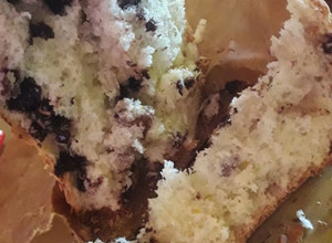 Una foto de Pan dulce con chispas de chocolate y nuez