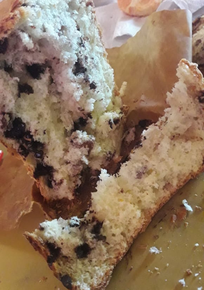 Una foto de Pan dulce con chispas de chocolate y nuez