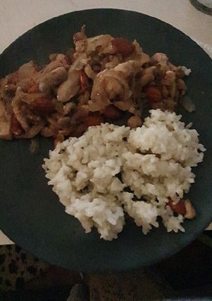 Una foto de Pollo al teriyaki con arroz