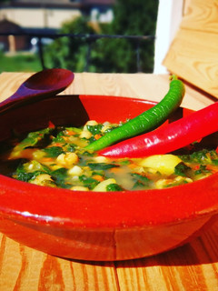 Una foto de Sopa de ortigas con garbanzos y espárragos trigueros - veggie