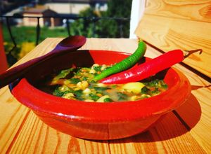 Una foto de Sopa de ortigas con garbanzos y espárragos trigueros - veggie