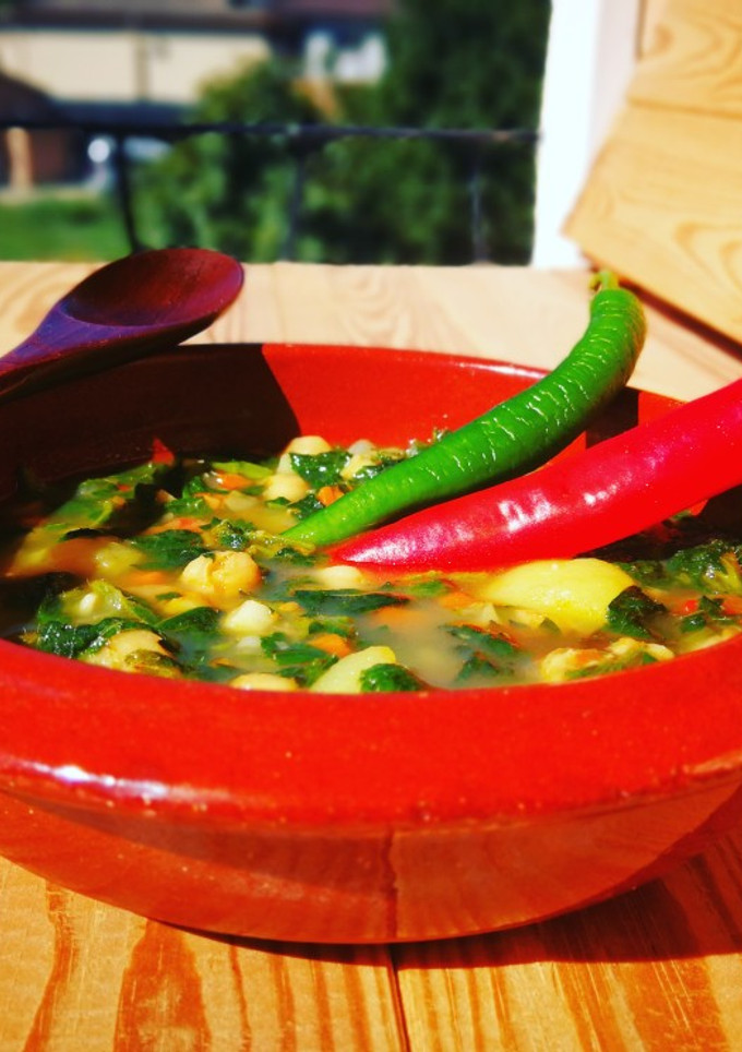 Una foto de Sopa de ortigas con garbanzos y espárragos trigueros - veggie