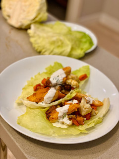 Una foto de Tacos con hojas de col y verduras de temporada