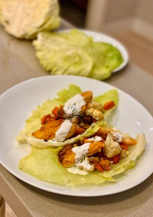 Una foto de Tacos con hojas de col y verduras de temporada