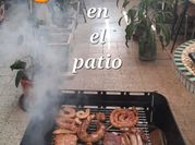 Una foto de asado a la parrilla de embutidos